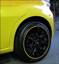 รถสีเหลือง ดูลื่นตาไปกับขอบเหลืองตรงขอบล้อ แต่ดุด้วยสีดำด้าน