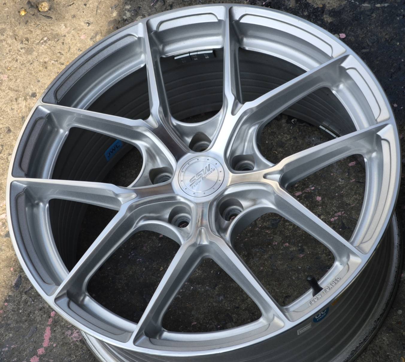 ล้อแม็ก ล้อแม็กมือสอง Flowforming SSW F102 5รู114 ET40 ซิลเวอร์หน้าเงา กว้าง8.5 ขอบ18นิ้ว(รามอินทรา) 