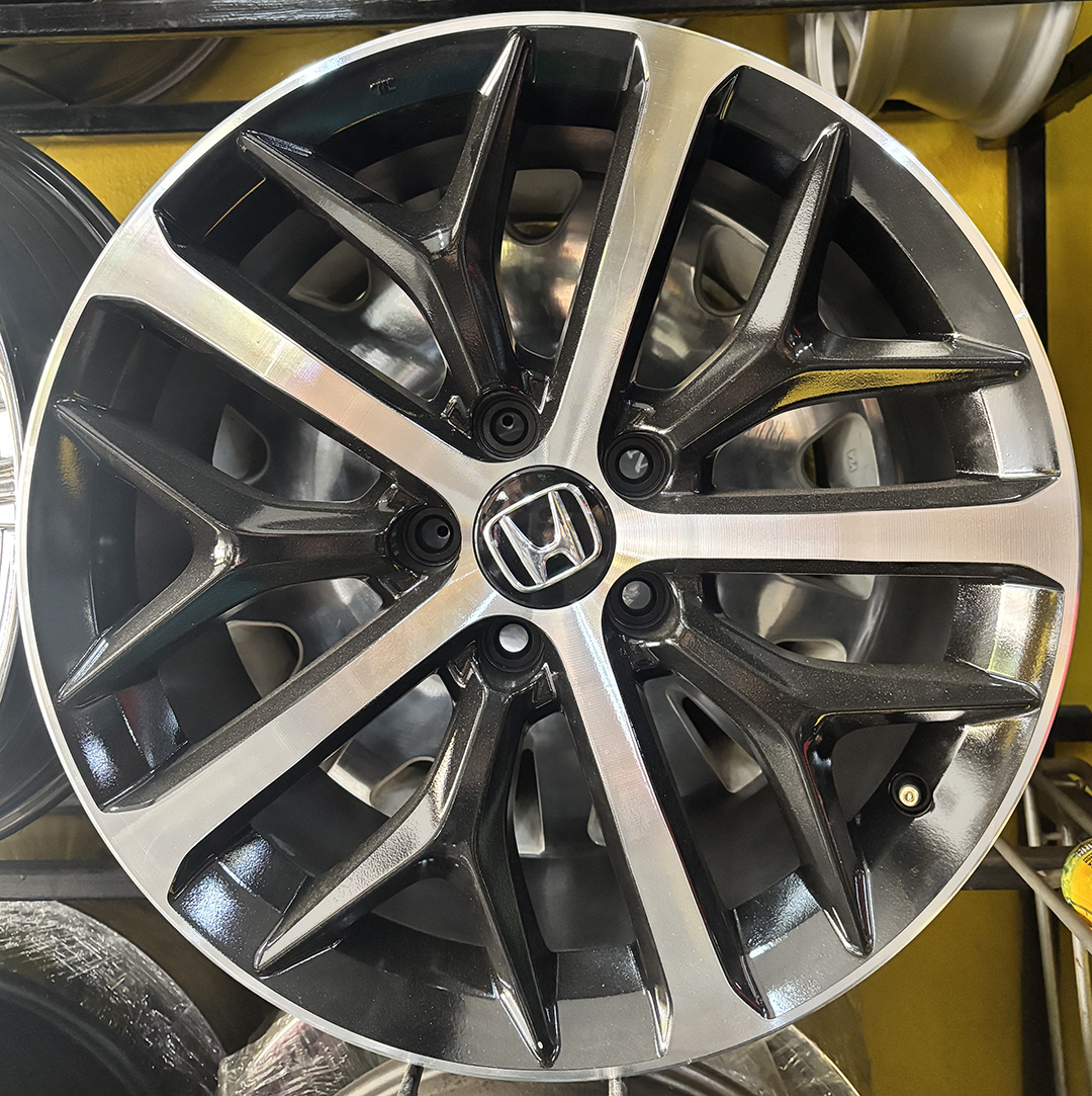 ล้อแม็ก ล้อแม็กมือสอง New Honda Civic ขอบ18นิ้ว กว้าง8นิ้ว 5รู114.3 Offset50 สีดำหน้าเงา(ลาดพร้าว)